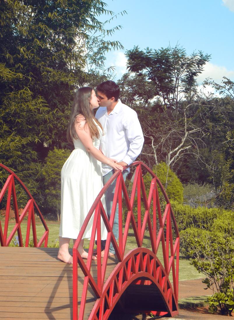Casal caminhando à beira do lago