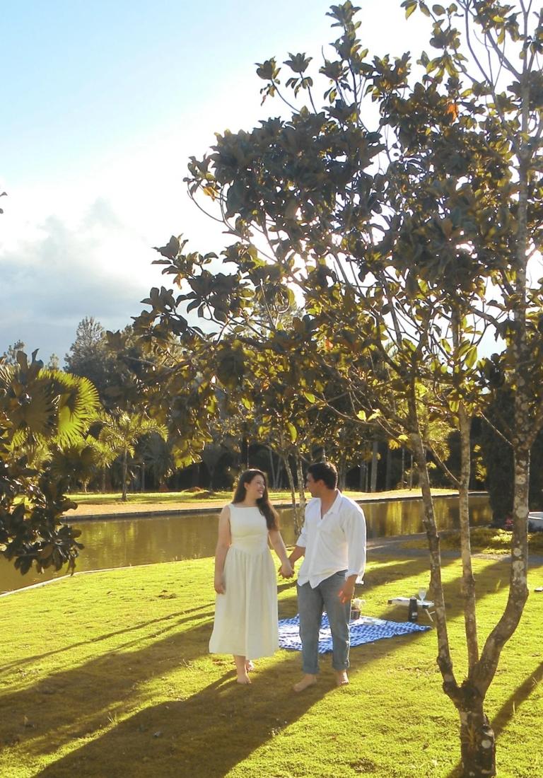 Casal se beijando na ponte vermelha