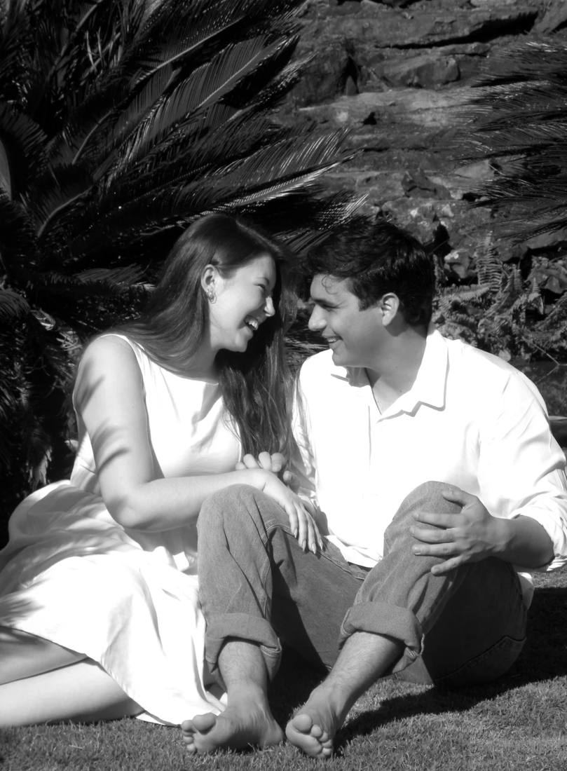 Casal de mãos dadas ao entardecer